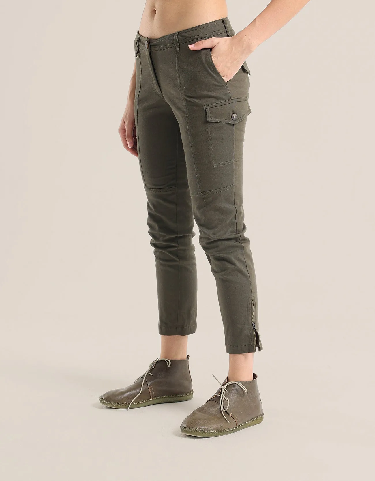 Slim cargo pants with side and back pockets