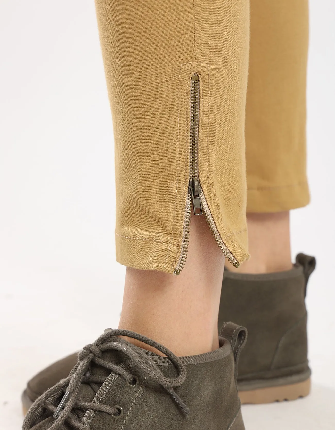 Slim cargo pants with side and back pockets